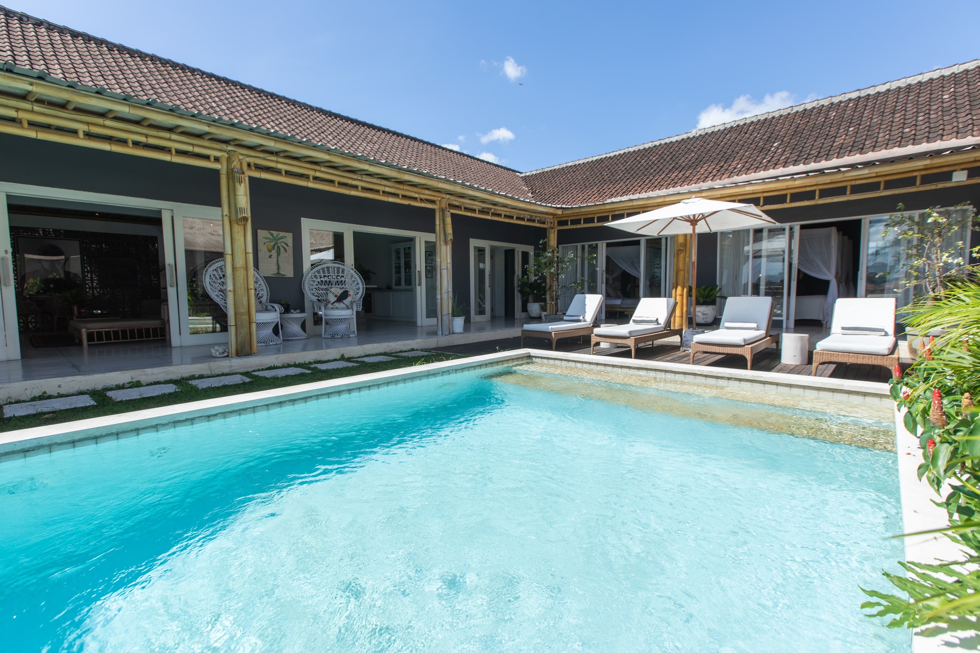 FOR SALE 3 BEDROOM LUXURY VILLA WITH INFINITY POOL AND STUNNING RICE FIELD VIEWS BE-472 